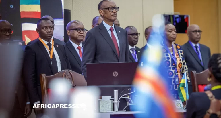 Le président rwandais Paul Kagame (au centre) assiste au Sommet régional conjoint extraordinaire entre les chefs d'État de la SADC et EAC