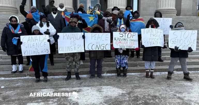 Les manifestants ont lancé un appel en faveur de la paix en République démocratique du Congo devant le Palais législatif du Mnaitoba le 15 février 2025 - Photo : Radio-Canada / Adam Yadaoui