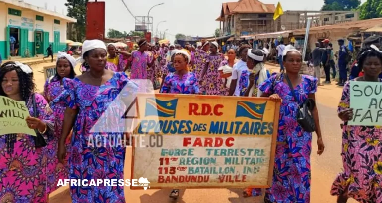 RDC Marche des épouses des militaires et des policiers à Bandundu