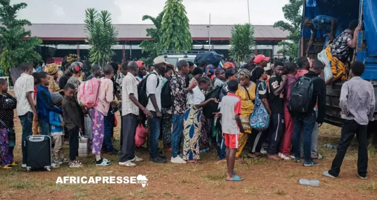 Des réfugiés congolais fuyant les affrontements dans l’est de la RDC montent à bord de camions