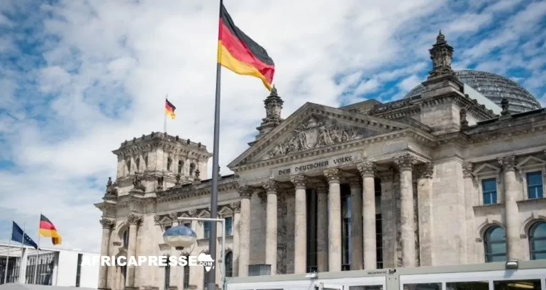 Drapeau allemand flottant sur le toit du Bundestag