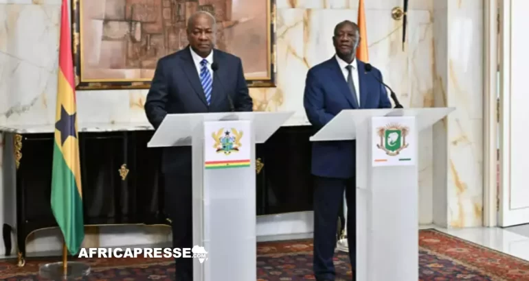 Le président ivoirien Alassane Ouattara et le président ghanéen John Dramani Mahama, à Abidjan