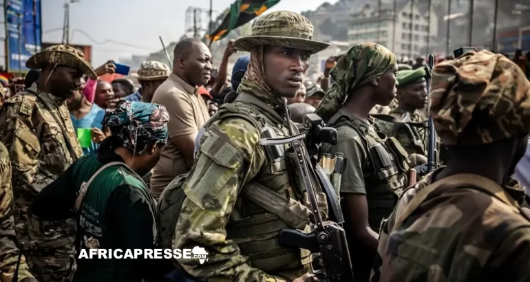 Les rebelles du M23 patrouillent sur la place de l’Indépendance à Bukavu