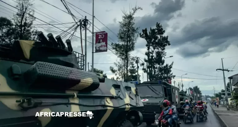 Un convoi blindé de la SAMIRDC traverse Goma, dans l'est de la RDC
