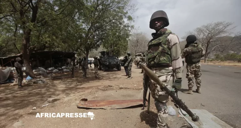 Opération militaire au Nigéria : 92 terroristes tués, 75 otages libérés Un soldat du Nigeria à un poste de contrôle