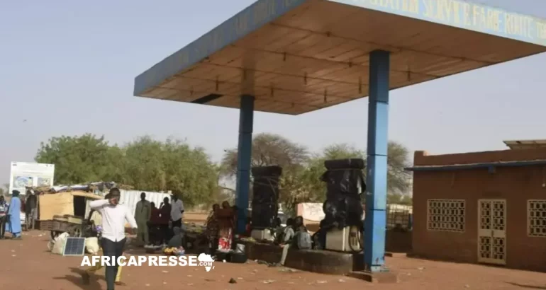 Tensions au Niger : trois dirigeants chinois des entreprises pétrolières déclarés persona non grata stations-service fermée dans le sud-ouest du Niger, à Gorouo