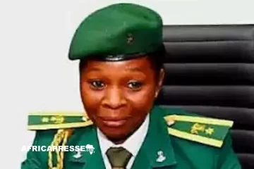Le lieutenant-colonel Appolonia, première femme à diriger les relations publiques de l’armée nigériane Le lieutenant-colonel Appolonia, première femme à diriger les relations publiques de l’armée nigériane