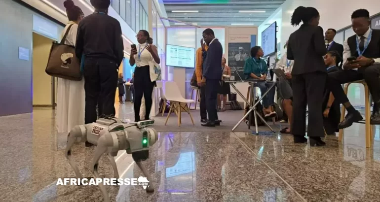 Centre de Convention de Kigali, un robot est présenté devant le stand du campus africain de Carnegie Mellon University, le 3 avril 2025