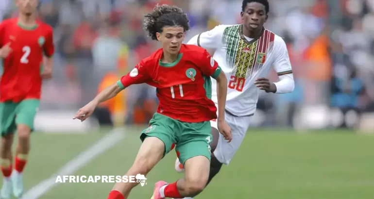Le Marocain Ilies Belmokhtar et le Malien Lamine Keita lors de la finale de la Coupe d'Afrique des nations U17, le 19 avril 2025