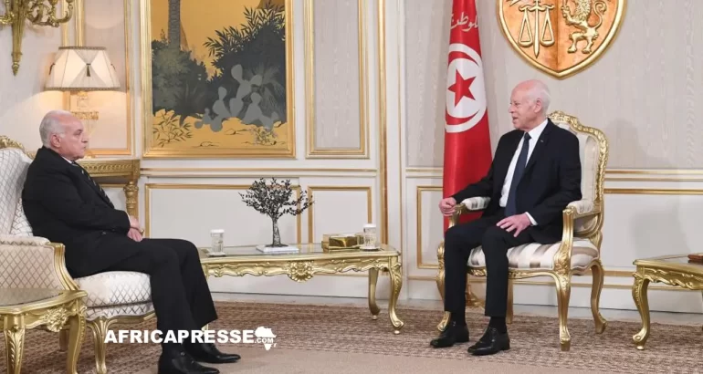 Le ministre algérien des Affaires étrangères, Ahmed Attaf et le président tunisien, Kaïs Saïed