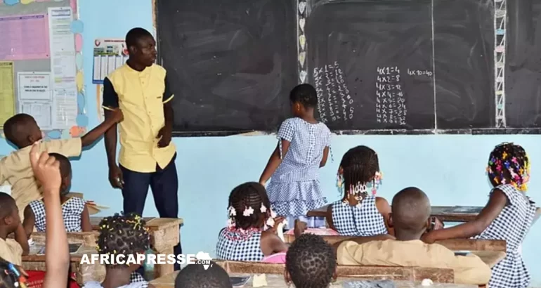 Un instituteur et ses élèves dans une salle de classe à Abidjan