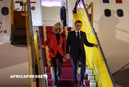 “J’ai juste plaisanté avec mon épouse”: Emmanuel Macron tente de calmer le jeu [Vidéo]