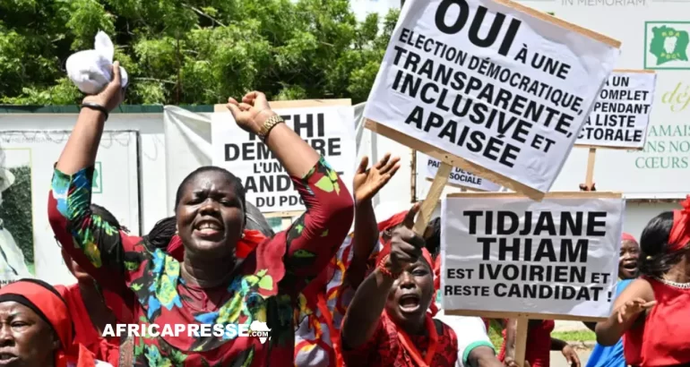 Côte d’Ivoire : Le PDCI organise un congrès extraordinaire pour élire un nouveau président après la démission de Thiam Des partisans de Tidjane Thiam, démissionnaire de la présidence du Parti démocratique de Côte d'Ivoire (PDCI), brandissent des pancartes devant le siège du parti à Abidjan, le 12 mai 2025.