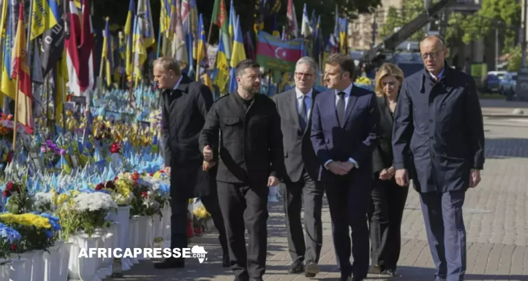 De gauche à droite, le Premier ministre polonais Donald Tusk, le président ukrainien Volodymyr Zelenskyy, le Premier ministre britannique Keir Starmer, le président français Emmanuel Macron et le chancelier allemand Friedrich Merz arrivent pour déposer des fleurs sur le mémorial des soldats ukrainiens tombés au combat sur la place de l'Indépendance à Kiev, en Ukraine, le samedi 10 mai 2025. La première dame d'Ukraine, Olena Zelenska, est derrière, deuxième à droite. © Evgeniy Maloletka / AP