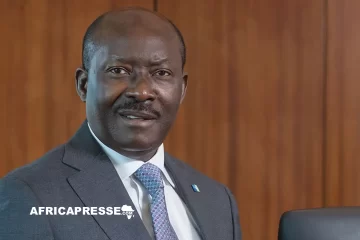Le Gabon face à un dilemme constitutionnel : Henri-Claude Oyima peut-il cumuler son poste ministériel et la direction de la BGFI ? Le Gabon face à un dilemme constitutionnel : Henri-Claude Oyima peut-il cumuler son poste ministériel et la direction de la BGFI ?