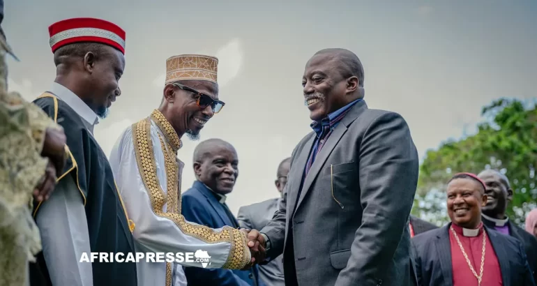 Joseph Kabila salue les chefs religieux après avoir posé pour une photo avec eux dans l'une de ses résidences à Goma le 29 mai 2025.