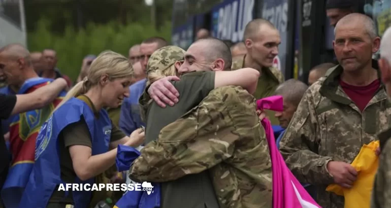 Échange massif : 307 prisonniers ukrainiens rapatriés en échange de 307 soldats russes La Russie et l'Ukraine ont échangé 307 prisonniers de guerre de chaque camp