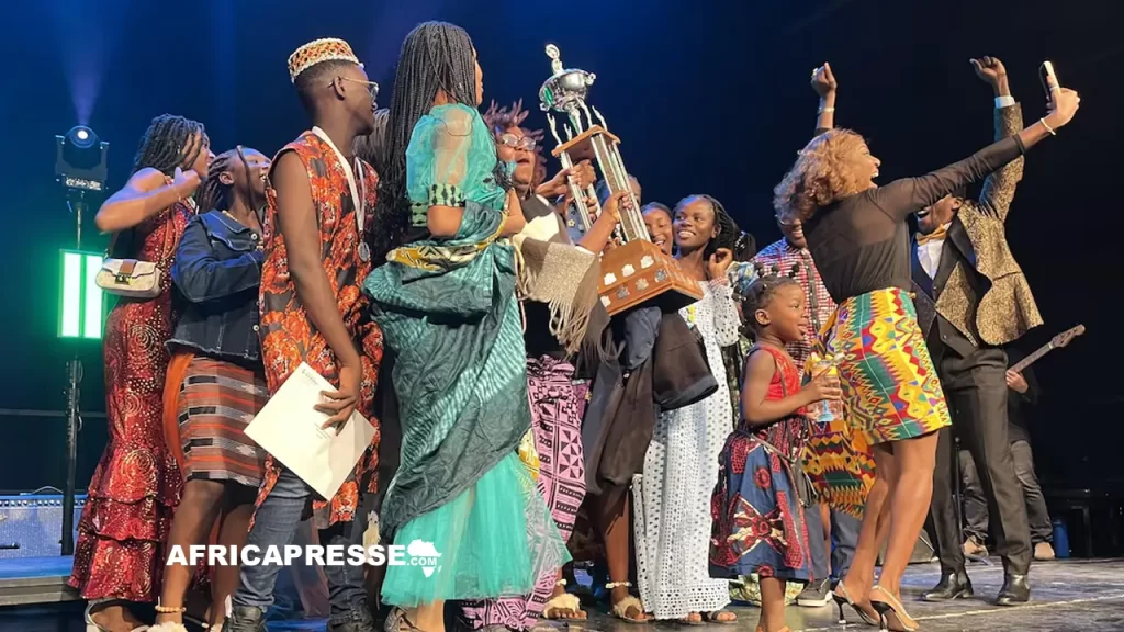 La troupe de la pièce de théâtre Te UTU du Collège Ivoiro-Canadien d'Intégration
