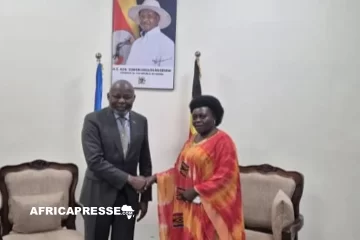 RDC : Le Président de l’Assemblée Nationale le Professeur Vital Kamerhe est arrivé à Entebe en Ouganda pour apaiser les tensions et renforcer la diplomatie parlementaire