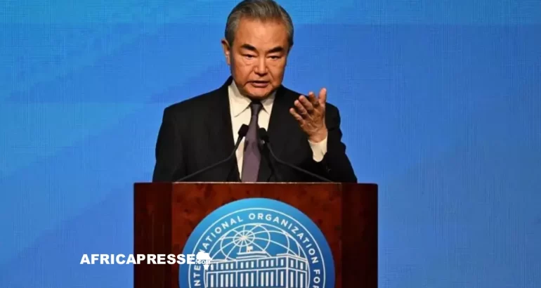 Face à La Haye, la Chine crée un organe de médiation internationale l’OIMed pour régler les litiges internationaux Le ministre chinois des Affaires étrangères, Wang Yi, le 30 mai 2025