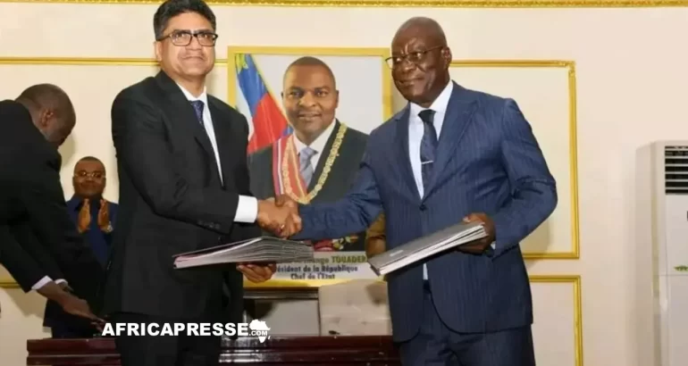 Le ministre de l'Économie de la République centrafricaine, Richard Filakota (à droite), lors de la signature avec le groupe indien Mahasakthi d'un projet d'agrobusiness