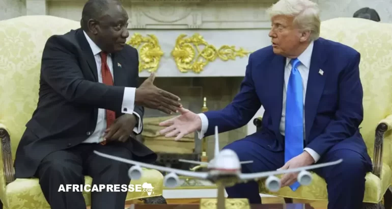 Le président Donald Trump reçoit le président sud-africain Cyril Ramaphosa dans le Bureau ovale de la Maison Blanche, le mercredi 21 mai 2025