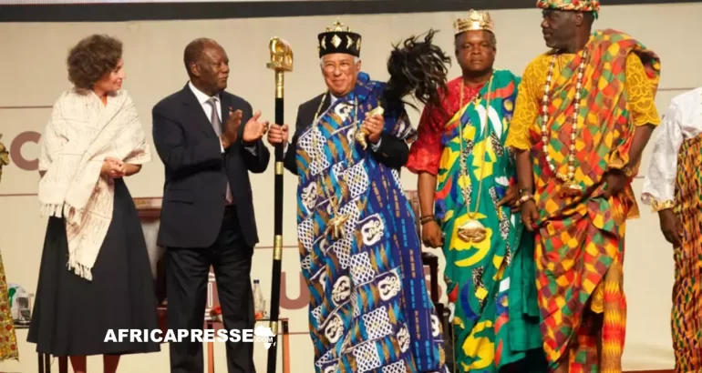 Le président du Conseil européen Antonio Costa (au centre) reçoit le prix Felix Houphouet-Boigny - Unesco, en tenue traditionnelle ivoirienne, aux côtés de chefs traditionnels et du président Alassane Ouattara, à Abidjan, le 22 mai 2025. REUTERS - Luc Gnago