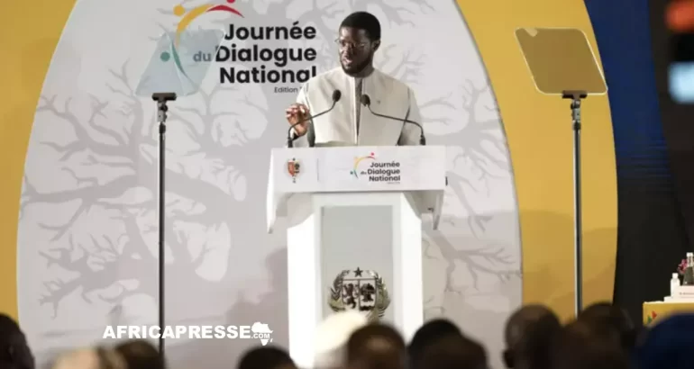 Sénégal : un dialogue national inédit pour redéfinir les règles du jeu démocratique Le président sénégalais, Bassirou Diomaye Faye, à l'occasion du lancement du dialogue national, à Dakar, le 28 mai 2025
