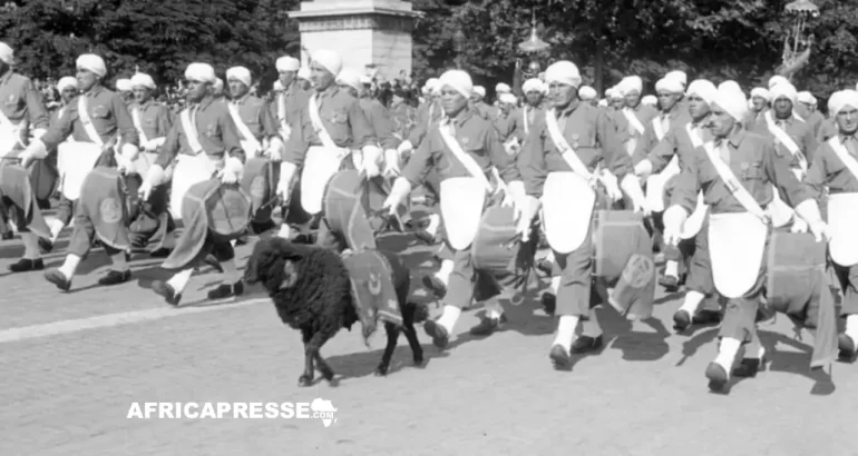 Les tirailleurs des 3e Régiment de tirailleurs algériens, 6e et 4e Régiments des tirailleurs marocains défilent à Paris le 18 juin 1945.