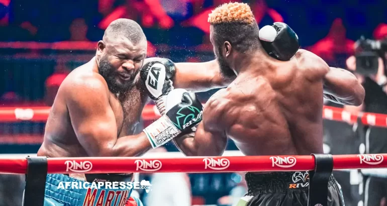 Martin Bakole accroché par Efe Ajagba