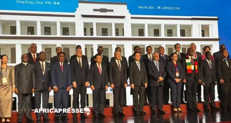 Le Gabon rejoint l’OIMed la nouvelle Organisation internationale de la médiation pilotée par la Chine Photo de famille lors de l’adhésion du Gabon à l’initiative chinoise de l’Organisation Internationale de la médiation