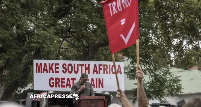 Sud-Africains blancs en quête d’asile aux États-Unis Rassemblement de fermiers blancs sud-africains en soutien à Donald Trump, le 15 février 2025, devant l'ambassade américaine à Pretoria.