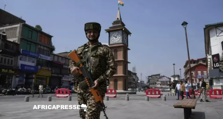 Cessez-le-feu entre le Pakistan et l’Inde : Le rôle clé des États-Unis dans une nouvelle dynamique géopolitique Un soldat indien patrouille près d'une tour d'horloge au lendemain du cessez-le-feu entre l'Inde et le Pakistan à Srinagar, dans le Cachemire sous contrôle indien