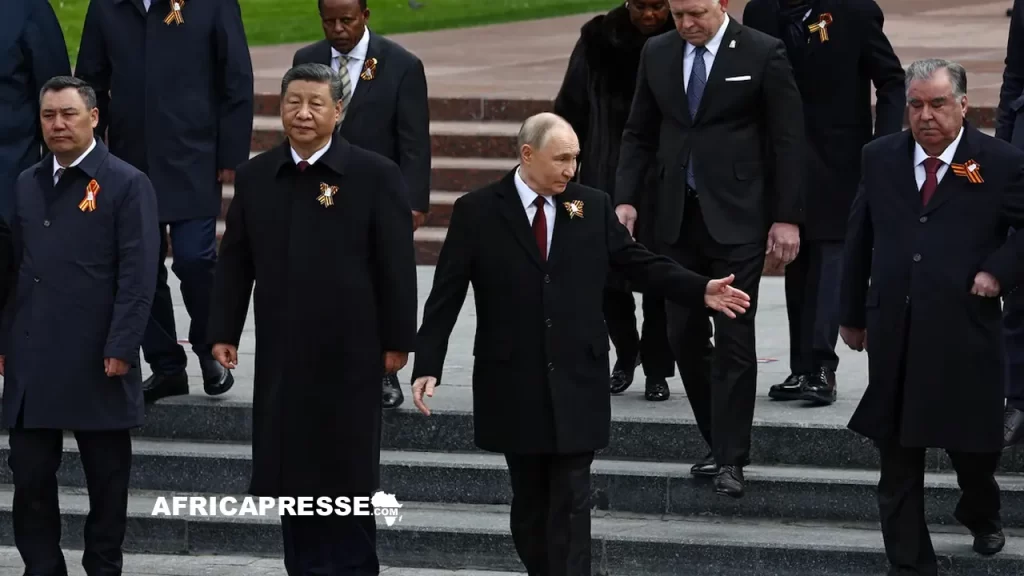 Vladimir Poutine et les dirigeants déposent des fleurs lors d'une cérémonie le jour de la Victoire dans le centre de Moscou