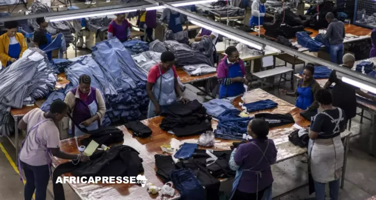 Vue générale d'ouvriers effectuant leur travail dans une usine textile de Maseru, au Lesotho