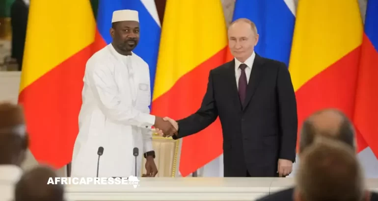Mali-Russie : Goïta accueilli par Poutine pour sceller un partenariat stratégique Assimi Goïta et Vladimir Poutine lors d'une cérémonie de signature au palais du Grand Kremlin à Moscou, en Russie, le 23 juin 2025