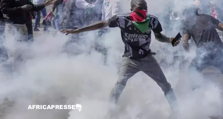 Kenya : Un an après la révolte fiscale, la jeunesse à nouveau confrontée à la violence d’État Des manifestants se dispersent après des tirs de gaz lacrymogènes lancés par la police, lors de la journée de protestation du 25 juin 2025.