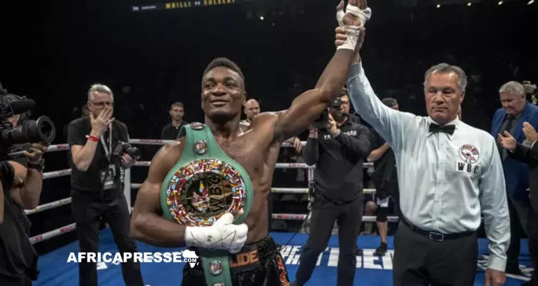 Le boxeur camerounais Christian M'billi avec la ceinture intérimaire WBC des super-moyens