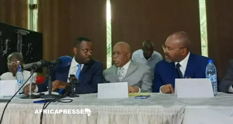 Les dirigeants du RFC, animant une conférence de presse le 31 mai 2025 à Brazzaville.