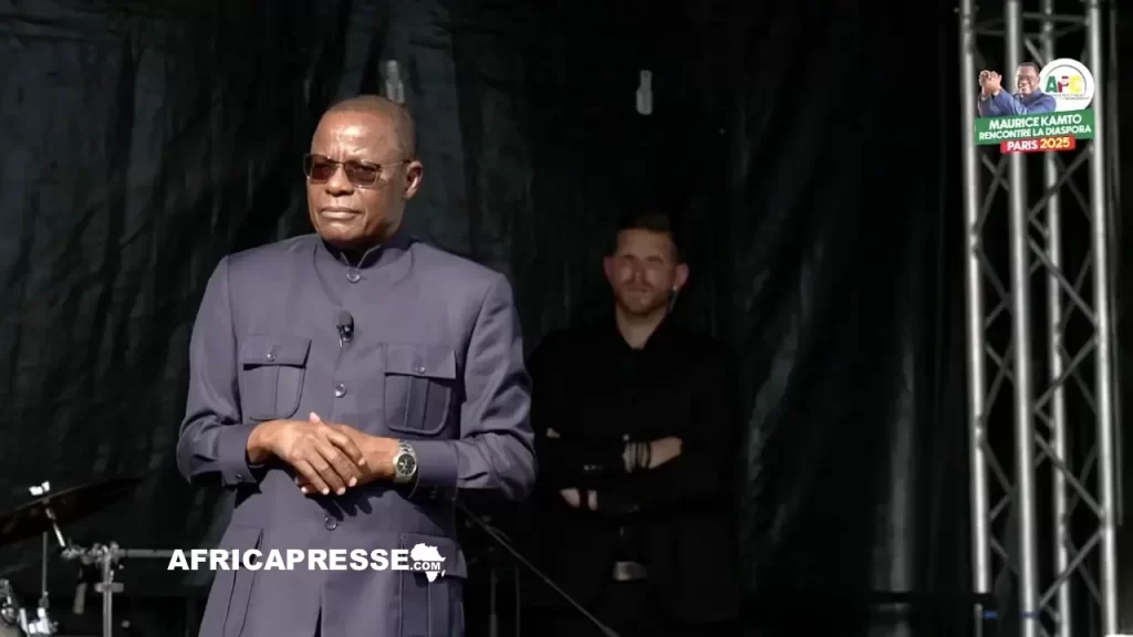 Maurice Kamto, lors de son meeting, place de la république à Paris, le 31 mai 2025.