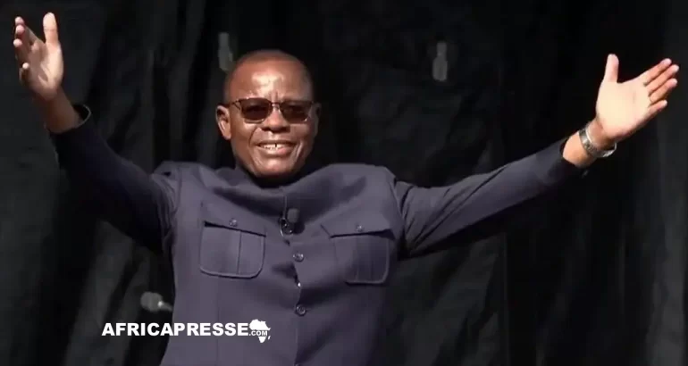 Maurice Kamto, lors de son meeting, place de la république à Paris, le 31 mai 2025.