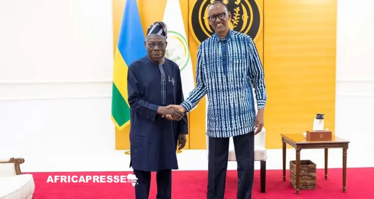Rwanda : Paul Kagame et Olusegun Obasanjo en visite à Kigali, appellent à une union africaine plus solidaire Paul Kagame et l’ancien chef d’État nigérian Olusegun Obasanjo