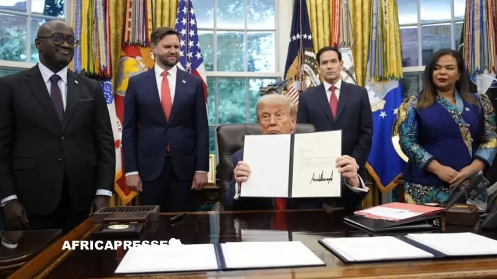 Le président américain Donald Trump s'exprime lors d'une réunion avec la ministre des Affaires étrangères de la République démocratique du Congo, Thérèse Kayikwamba Wagner (à droite), et le ministre rwandais des Affaires étrangères, Olivier Nduhungirehe