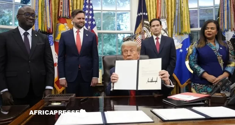 Le président américain Donald Trump s'exprime lors d'une réunion avec la ministre des Affaires étrangères de la République démocratique du Congo, Thérèse Kayikwamba Wagner (à droite), et le ministre rwandais des Affaires étrangères, Olivier Nduhungirehe