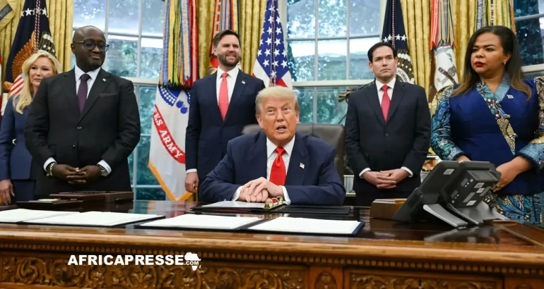 Le président américain Donald Trump s'exprime lors d'une réunion avec la ministre des Affaires étrangères de la République démocratique du Congo, Thérèse Kayikwamba Wagner (à droite), et le ministre rwandais des Affaires étrangères, Olivier Nduhungirehe