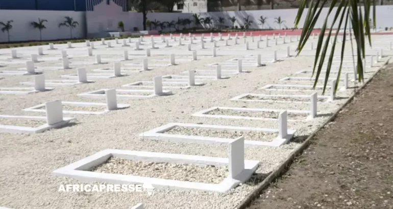 Sénégal : des restes humains criblés de balles découverts à Thiaroye Une vue générale montrant les tombes des tirailleurs sénégalais tués le 1er décembre 1944 par l'armée française au cimetière militaire de Thiaroye à Dakar