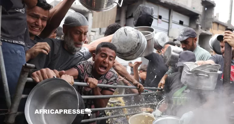 Gaza : à Bogota, trente pays veulent des mesures concrètes contre Israël Des Palestiniens essaient d'obtenir de la nourriture dans le nord de la bande de Gaza.