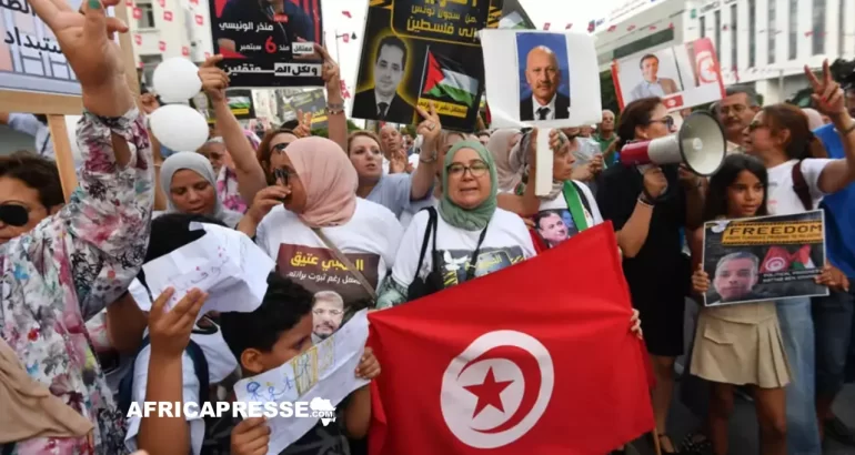 Tunisie : Des manifestants brandissent des pancartes et scandent des slogans dans les rues de Tunis pour protester contre le président Kaïs Saïed