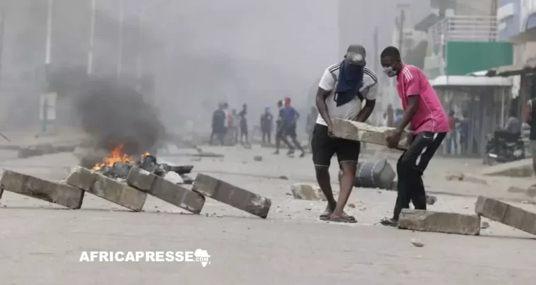 Togo : municipales sous tension et contestation politique portée par la jeunesse Des manifestants construisent une barricade dans une rue de Lomé au Togo