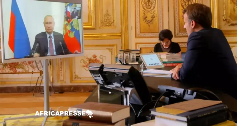 Emmanuel Macron au palais de l'Elysée lors d'une visioconférence avec son homologue russe Vladimir Poutine